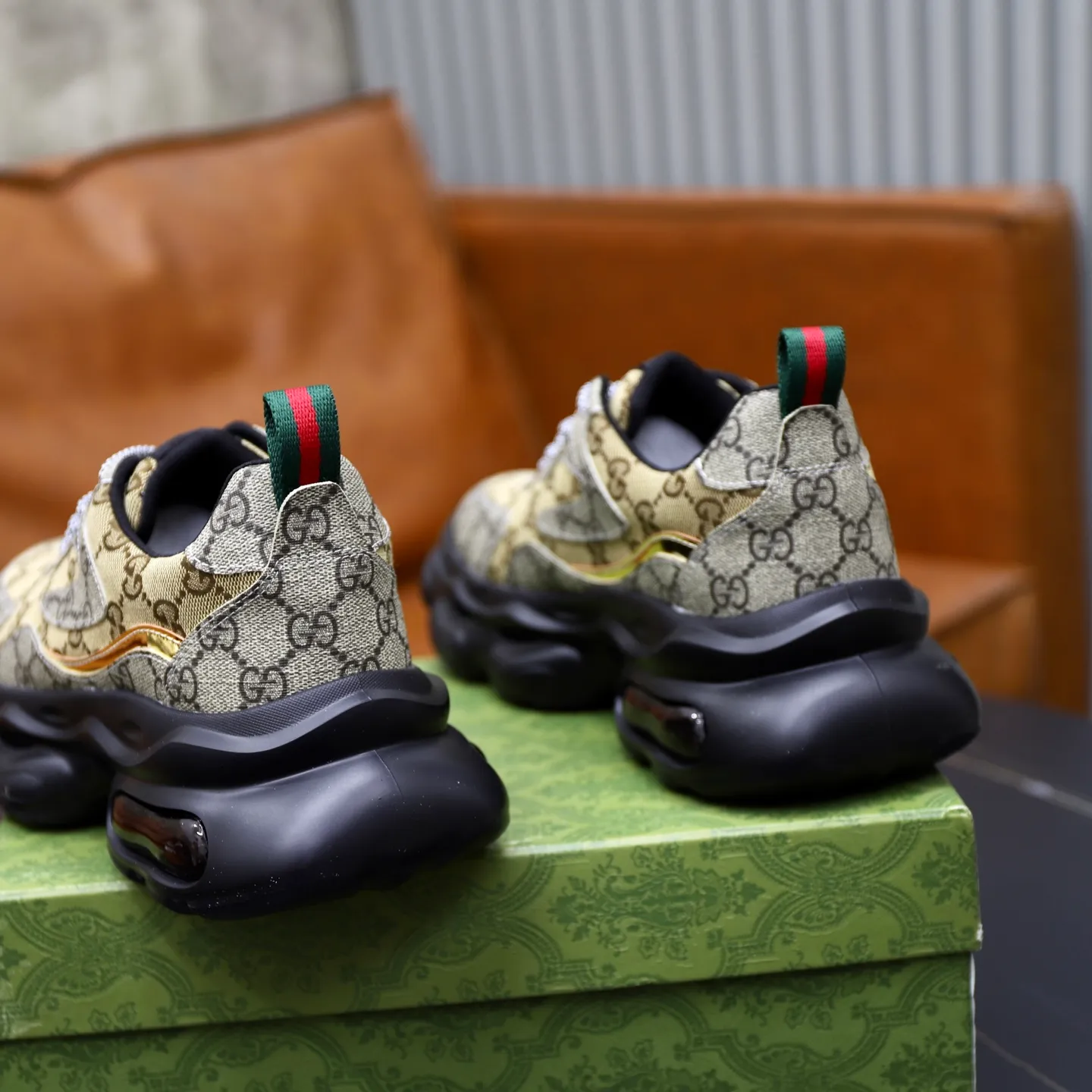 Ex-factory price: 462💰🙅‍♂️🙅‍♂️🙅‍♂️ Brand: Gucci GUCCi Standard code: 38-44 (45 customized) Grade: Same as the official website Material: Original cowhide material spliced with brand cloth Comfortable and breathable lining Lightweight and wear-resistant sports outsole Style category: Men's fashion casual shoes Running sports shoes Distinguished luxury brand elements Top luxury color: actual picture color